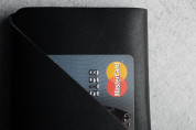 Mujjo Leather Wallet Sleeve - кожен (естествена кожа) калъф с джоб за кредитна карта за iPhone SE (2020), iPhone 8, iPhone 7 (черен) 6