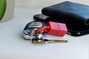 Urbanears The Tenacious Key Chain MFI Lightning Cable (red) 3