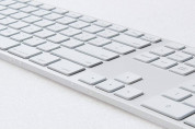 Matias Backlit Wireless Aluminum Keyboard with Numeric Keypad Special Edition - качествена алуминиева безжична клавиатура с подсветка (бял)  3