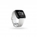 Fitbit Versa (NFC) - умен фитнес часовник с известия и следене на дневната и нощна активност на организма за iOS, Android и Windows Phone (бял-черен) 1