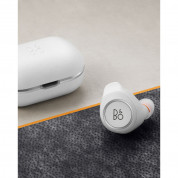 Bang & Olufsen Earphones E8 2.0 - уникални безжични слушалки с микрофон и управление на звука за мобилни устройства (бял)  4