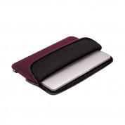 Incase Compact Sleeve in Flight Nylon - предпазен полиестерен калъф за MacBook Pro 16, Mаcbook Pro 15 и лаптопи до 16 инча (тъмночервен) 3