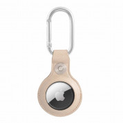 Guess PU Saffiano Script Dog Clip AirTag Case - стилен ключодържател от изкуствена кожа за Apple AirTag (бежов)