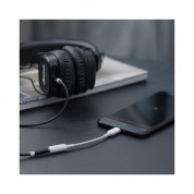 Anker MFi Lightning to 3.5 mm Audio Adapter - адаптер от Lightning към 3.5 мм аудио жак за устройства с Lightning порт (10 см) (бял) 4